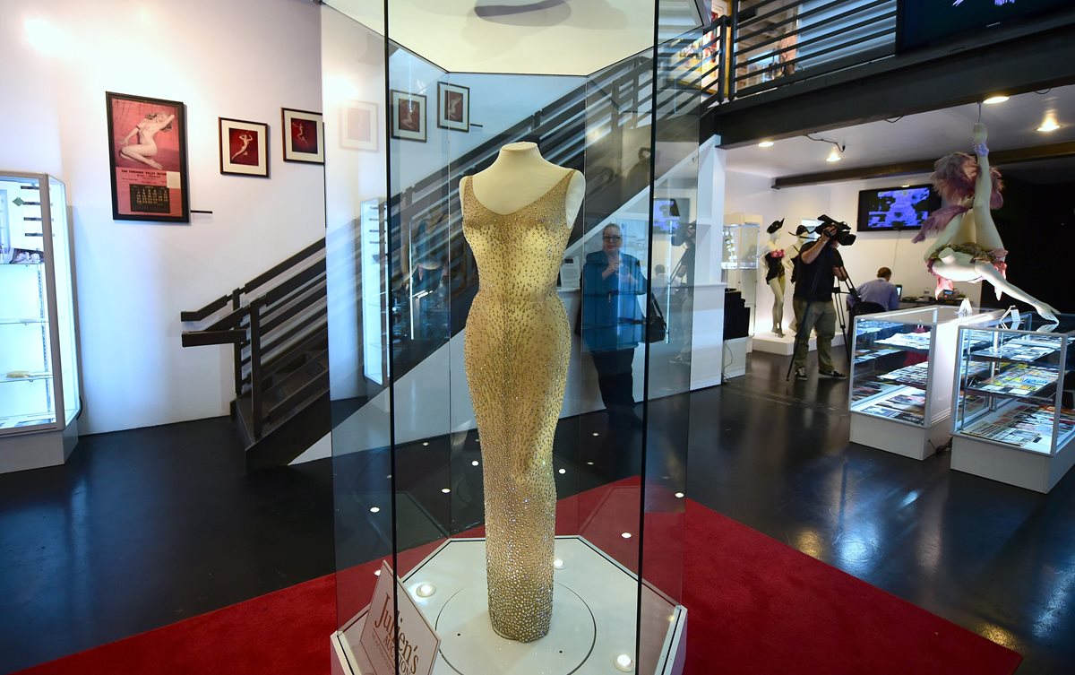 El vestido de Marilyn Monroe se vendió por una alta suma de dinero en una subasta. (Foto Prensa Libre: AP)