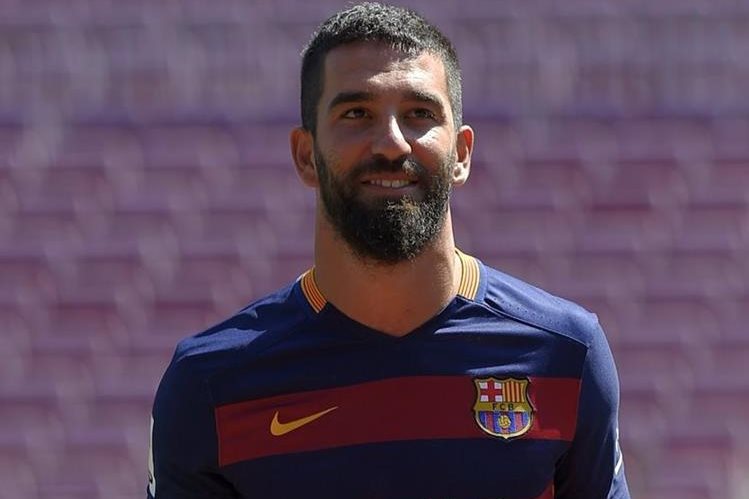El Turco Arda Turan podrá debutar conn el Barcelona en enero. (Foto Prensa Libre: AFP)