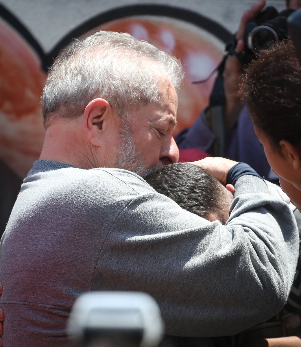 Inácio Lula abraza a un simpatizante, luego de haber votado ayer en Sao Paulo. (Foto Prensa Libre: EFE)