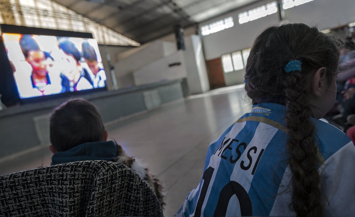 Los niños de la escuela de Messi disfrutaron de la Premier de la Pelicula. (Foto Prensa Libre: AFP)
