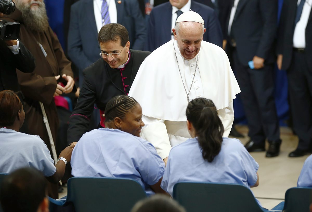 El papa Francisco saluda a dos reclusas del correccional Curran-Fromhold en Filadelfia. (Foto Prensa Libre: AFP).