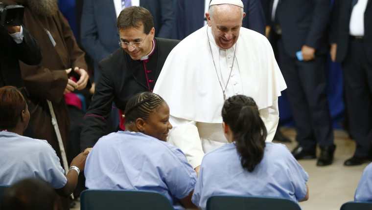 El papa Francisco saluda a dos reclusas del correccional Curran-Fromhold en Filadelfia. (Foto Prensa Libre: AFP).