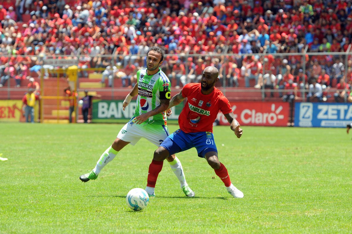 José Manuel Contreras trata de detener a Felipe Baloy. (Foto Prensa Libre: Jeniffer Gómez)