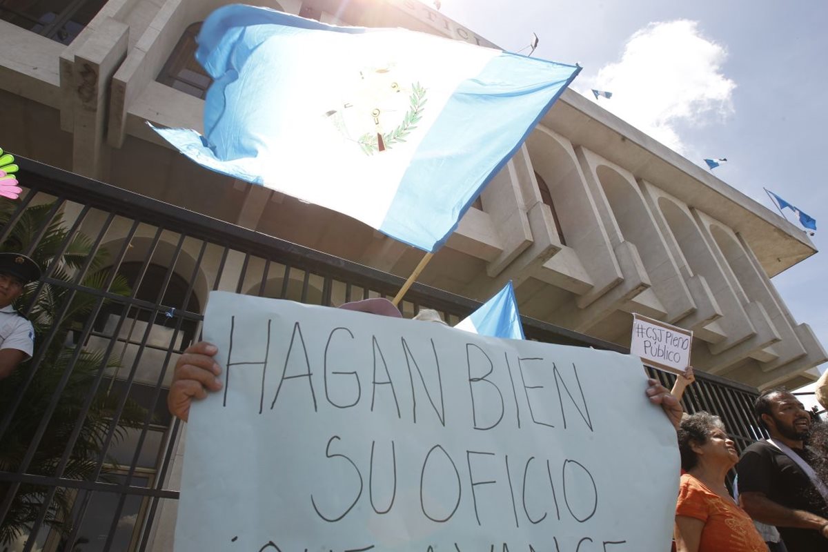 Grupos en contra de Iván Velásquez, jefe de la CICIG, han protestado frente a esta entidad en la zona 14 por varios días.