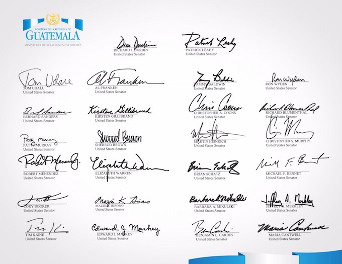 Senadores firman solicitud de Estatus de Protección Temporal (TPS, en inglés). (Foto Prensa Libre: Cortesía Minex)