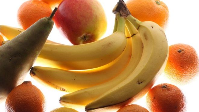 Las bananas no suelen figurar en las ensaladas de frutas que se venden preparadas en los supermercados. GETTY IMAGES