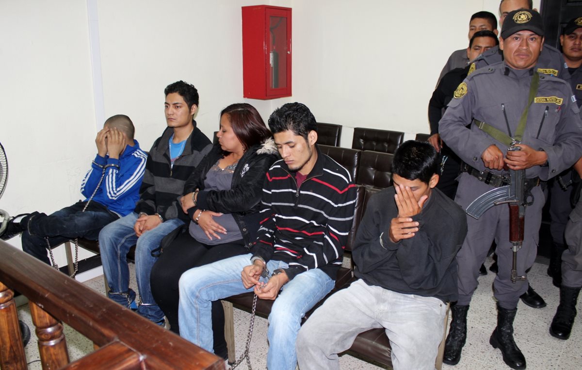 Los cinco implicados escuchan la sentencia dictada por juzgadores en Quiché. (Foto Prensa Libre: Óscar Figueroa)