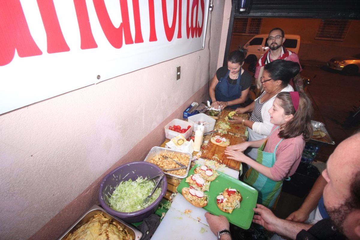 Varios voluntarios llegaron desde muy temprano a preparar las "Tortas de la paz". (Foto Prensa Libre: José Dávila)