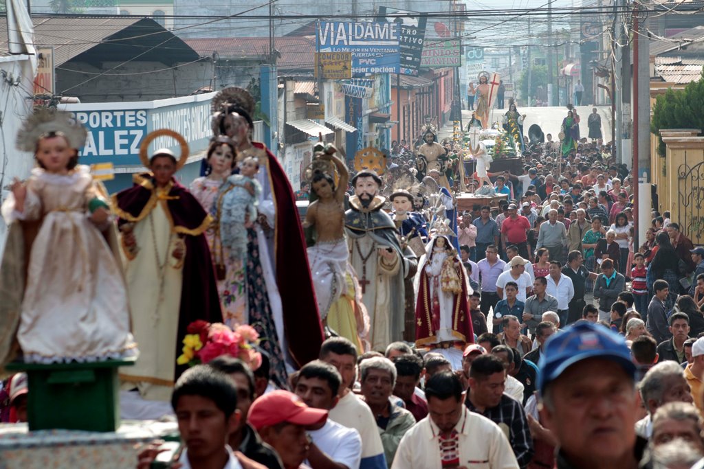 Después de la ceremonia de las cortesías, las imágenes son llevadas adelante del Resucitado hacia la catedral. (Foto Prensa Libre: Eduardo Sam)