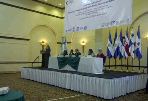 Ministra Cynthia del Águila participa en conferencia. (Foto Prensa Libre: Alex Rojas)