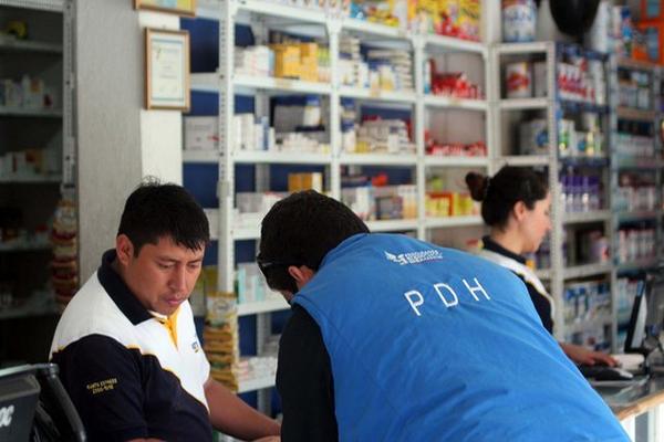 Inspector de la PDH verifica precios en una farmacia de la cuidad de Jalapa. (Foto Prensa Libre: Hugo Oliva) <br _mce_bogus="1"/>