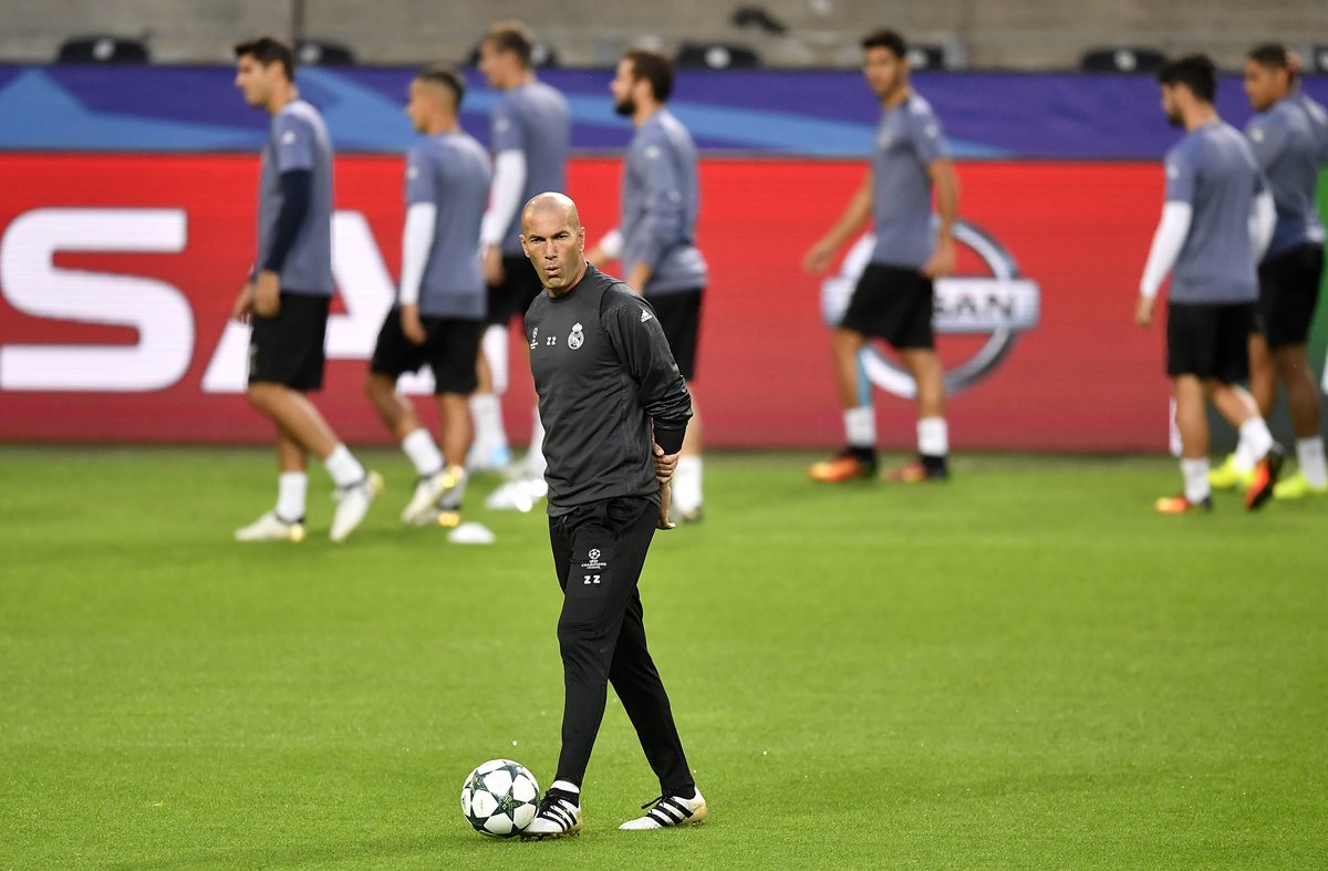 Luego de la conferencia de prensa, Zinedine Zidane dirigió el entrenamiento del Real Madrid. (Foto Prensa Libre: AP)