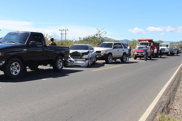 Los cinco vehículos involucrados en el choque que ocurrió en la entrada a Jutiapa. (Foto Prensa Libre: Óscar González)<br _mce_bogus="1"/>