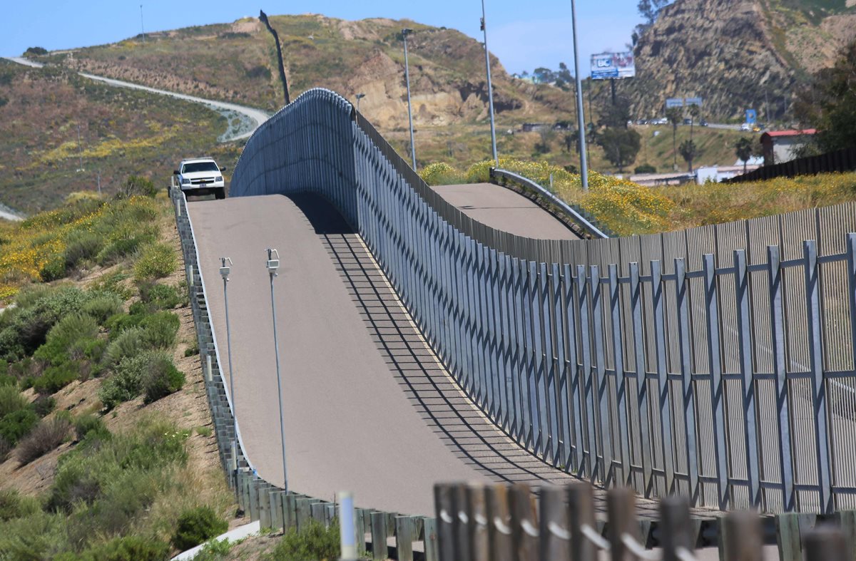 La construcción del muro fronterizo podría dañar los ecosistemas, dicen expertos. (Foto Prensa Libre: AFP)