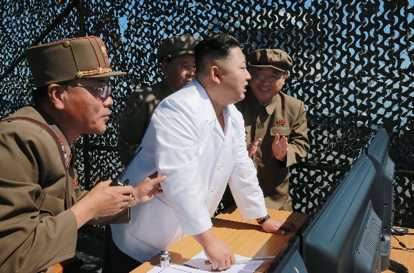 Kim Jong-Un (c) inspecciona un motor en el Centro Espacial Sohae en Corea del Norte. (Foto Prensa Libre: AFP)