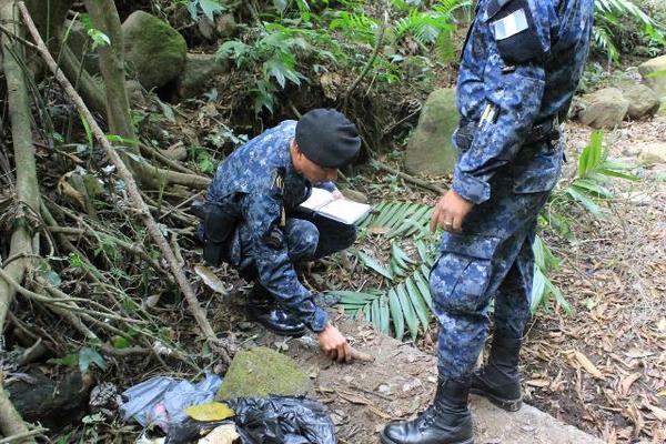 Un artefacto explosivo fue localizado en un barranco en la autopista Palin, en Escuintla. (Foto Prensa Libre: Enrique Paredes)