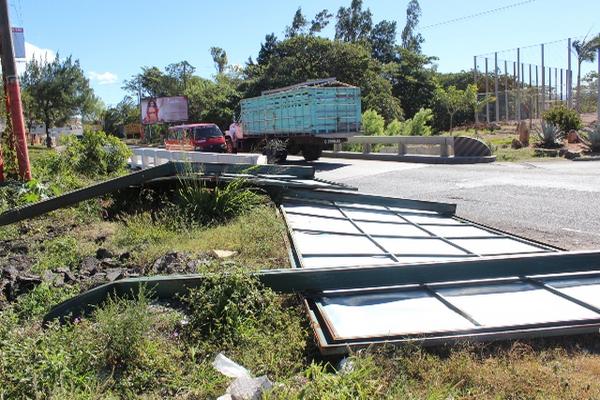Viento derriba vallas publicitarias. (Foto Óscar González). 