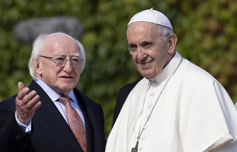 Papa Francisco es recibido por el Presidente de Irlanda Michael D. Higgins (Foto Prensa Libre: EFE)