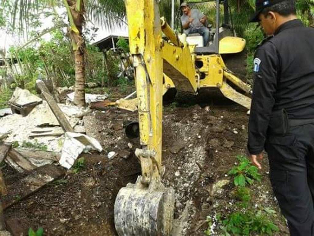 Maquinaria trabaja en la búsqueda de cuatro cadáveres en una finca de San Andrés, Petén. (Foto Prensa Libre: Rigoberto Escobar)