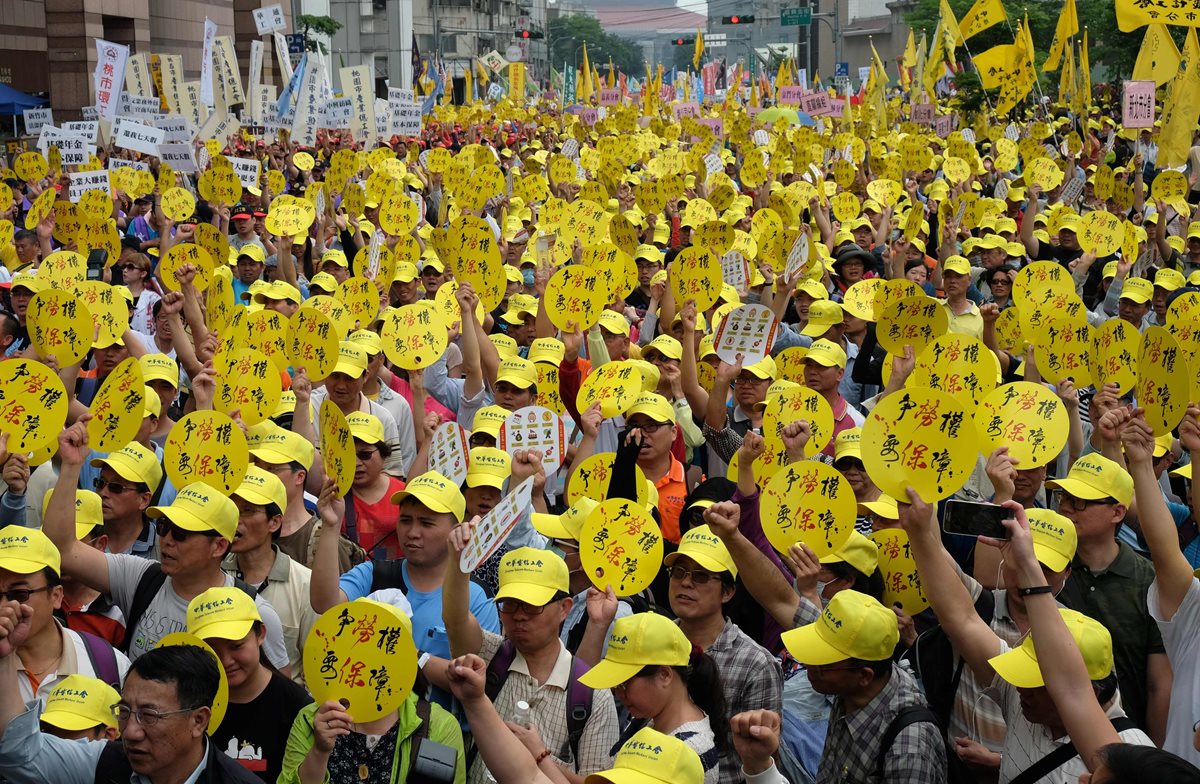 Obreros taiwaneses reclaman mejoras salariales. (Foto Prensa Libre: AFP)