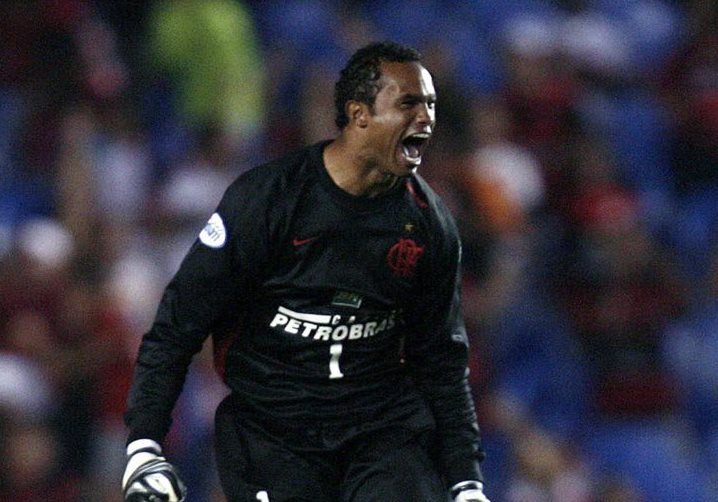 Fotografía fechada el 5 de julio de 2010 del portero Bruno Fernandes en juego contra Coronel Bolognesi en el estadio Maracaná.(Foto Prensa Libre: EFE)