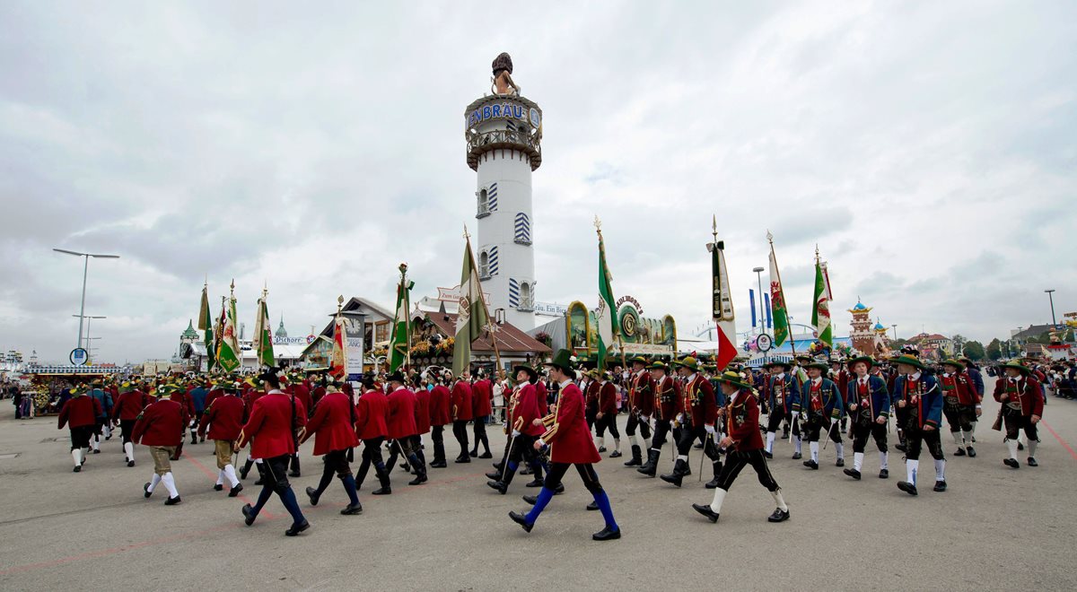 Desfile que forma parte de las celebraciones de la famosa feria de la cerveza, Oktoberfest, en Alemania. (PL-EFE)