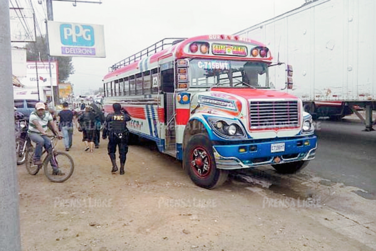 Bus que atacado a balazos en el km 53 de la ruta Interamericana. (Foto Prensa Libre: Víctor Chamalé)