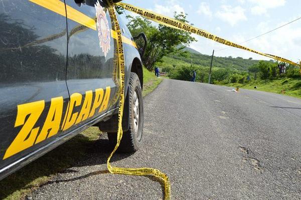 PNC resguarda el lugar donde murió baleado Wilmer Paul Perdomo, en Zacapa. (Foto Prensa Libre: Víctor Gómez)