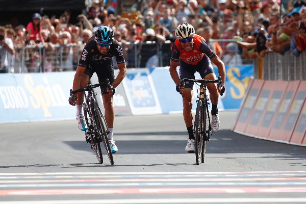 Vincenzo Nibali y el español Mikel Landa en el final de la etapa 16 de Giro de Italia. (Foto Prensa Libre: AFP).