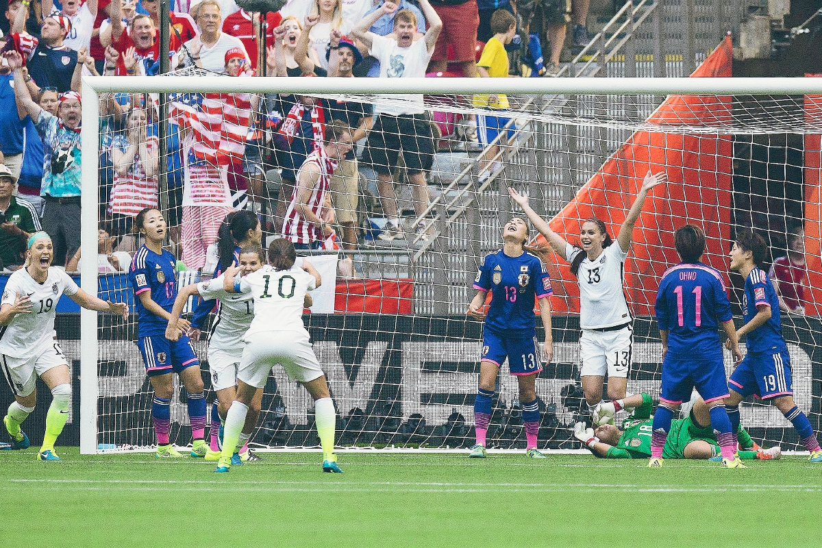 Las seleccionadas estadounidenses festejan el triunfo ante Japón, en la gran final del Mundial Femenino que se celebró en Canadá. (Foto Prensa Libre: EFE)