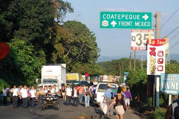 <strong>Miles de personas que transitan por el </strong>kilómetro 216.5 en Coatepeque, Quetzaltenango, fueron afectadas por el bloqueo de esa ruta. (Foto Prensa Libre: Alexander Coyoy).