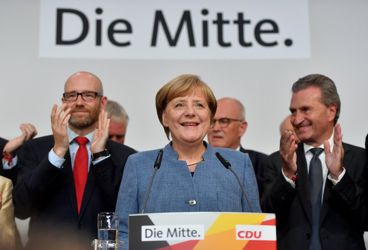 Angela Merkel, de la Unión Demócrata Cristiana, sonríe en el evento electoral de la CDU en Berlín, Alemania, el 24 de septiembre último (Foto Prensa Libre: EFE).