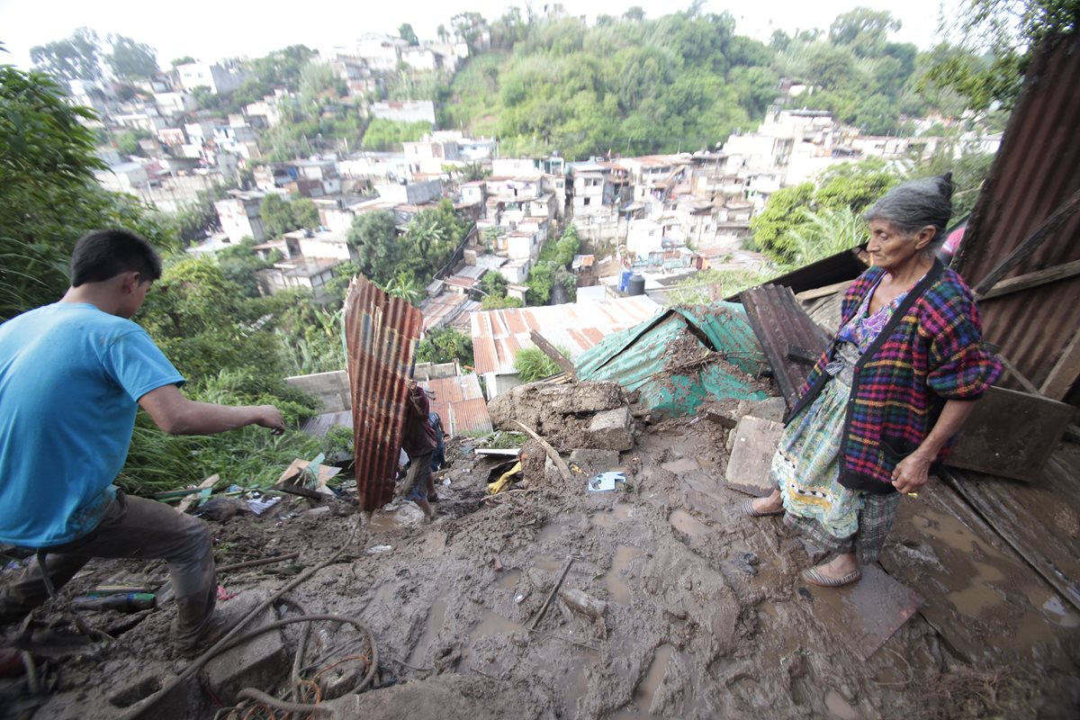 En la capital hay 270 asentamientos en riesgo por derrumbe. (Foto Prensa Libre: Erick Ávila)