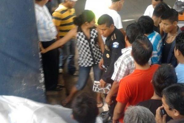 Curiosos observan el cadáver de Hugo Vicente Sandoval, quien murió cuando ingería alimentos en Malacatán. (Foto Prensa Libre: Alexander Coyoy)