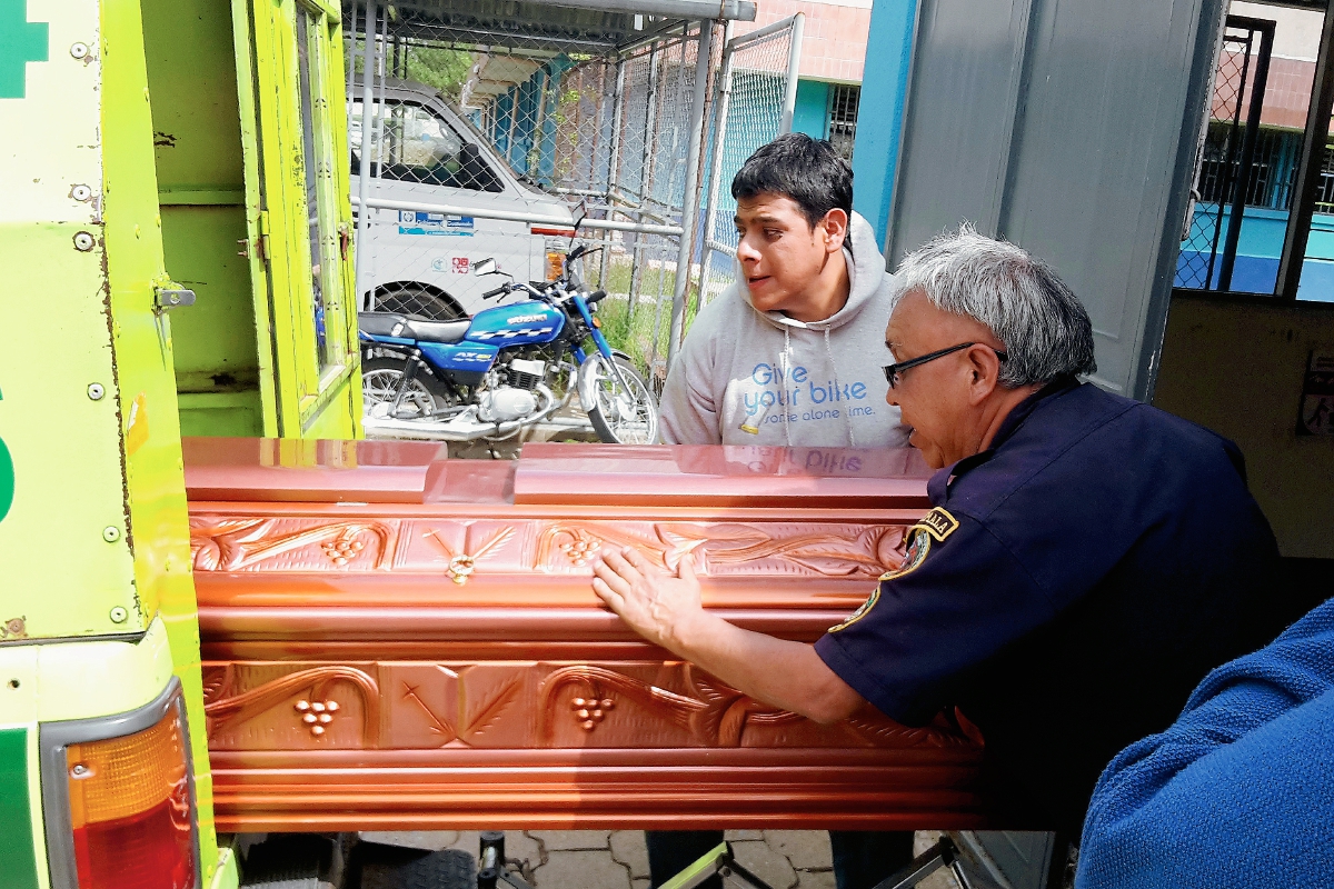 Bomberos retiran de la morgue el cadáver de Sonia Leticia Marroquín, en Santa Cruz del Quiché. (Foto Prensa Libre: Óscar Figueroa)