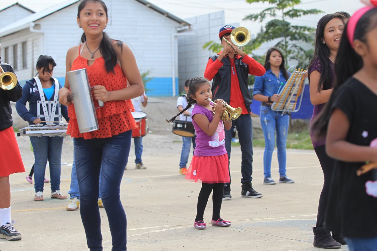 Los niños de la banda musical de la Escuela Ulises Rojas practica todas las tardes para la presentación que efectuarán en Costa Rica. (Foto Prensa Libre: Esbin García)