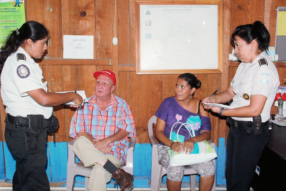 Agentes de la PNC resguardan al exconcejal Max Cordón y a Erika Osorio, en la cabecera de Chiquimula. (Foto Prensa Libre)