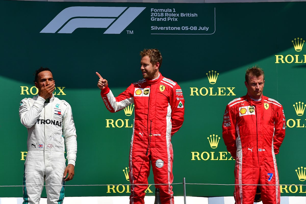 Lewis Hamilton visiblemente molesto durante la premiación en el Gran Premio de Gran Bretaña. (Foto Prensa Libre: AFP)