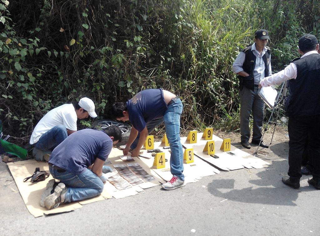 Investigadores cuentan dinero incautado en Cuyotenango. (Foto Prensa Libre: Melvin Popá).