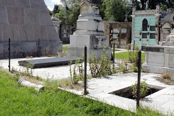Barandas y cadenas son robadas del cementerio de Xela. (Foto Prensa Libre: Carlos Ventura).<br _mce_bogus="1"/>