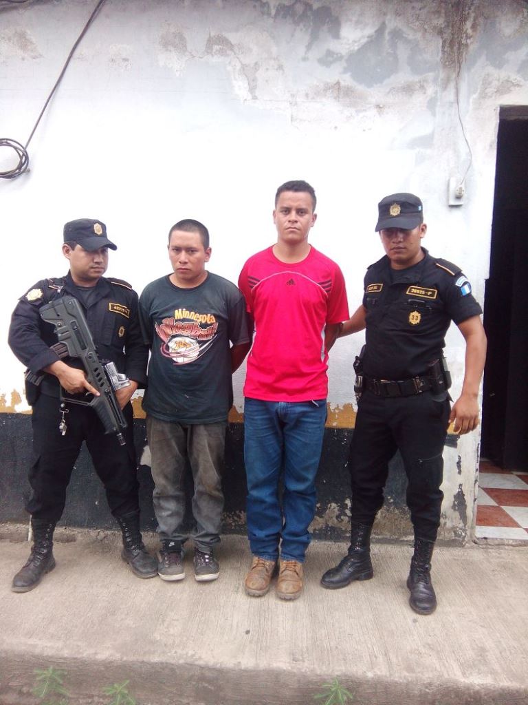 Agentes custodian a dos presuntos asaltabuses aprehendidos en Río Bravo, Suchitepéquez. (Foto Prensa Libre: Melvin Popá)