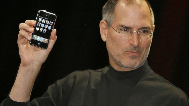 La leyenda que acompaño a esta foto fue: "El jefe ejecutivo de Apple Steve Jobs presentó un nuevo teléfono móvil que puede usarse para escuchar música y tomar fotos, un aparato muy esperado llamado 'iPhone', en la Conferencia Macworld el 9 de enero 2007 en San Francisco". (GETTY IMAGES)