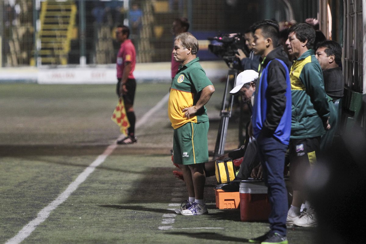 El técnico Ulises Sosa consiguió sus primeros tres puntos en condición de visita. (Foto Prensa Libre: Norvin Mendoza)