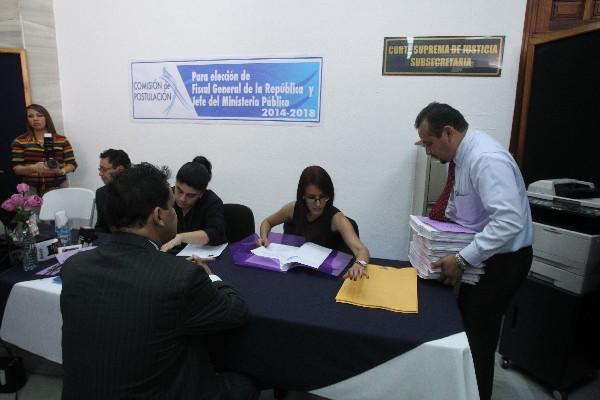 Interesados en optar al cargo de fiscal general entregan  papelería a la Comisión de Postulación, que hoy comenzará con la revisión de expedientes.