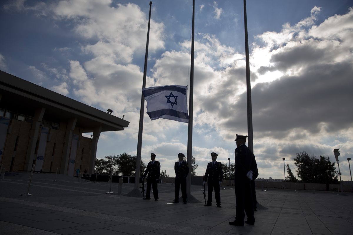 Las banderas amanecieron a media asta en Israel. (Foto Prensa Libre: AP)