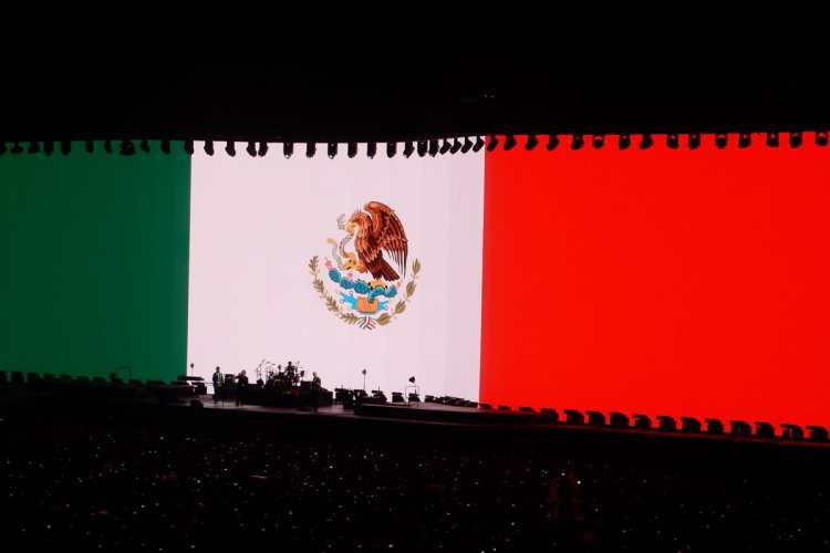 La banda U2 ilumina el Joshua Tree con los colores de la bandera de México