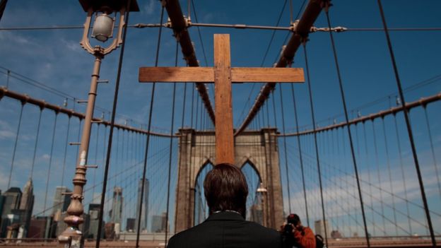 Las procesiones por Semana Santa también pasaron por el famoso puente de Brooklyn, en Nueva York. (Foto Prensa Libre: Getty Images)