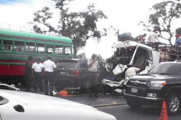 Múltiple colisión deja varios heridos. (Foto Prensa Libre: Amílcar Montejo)