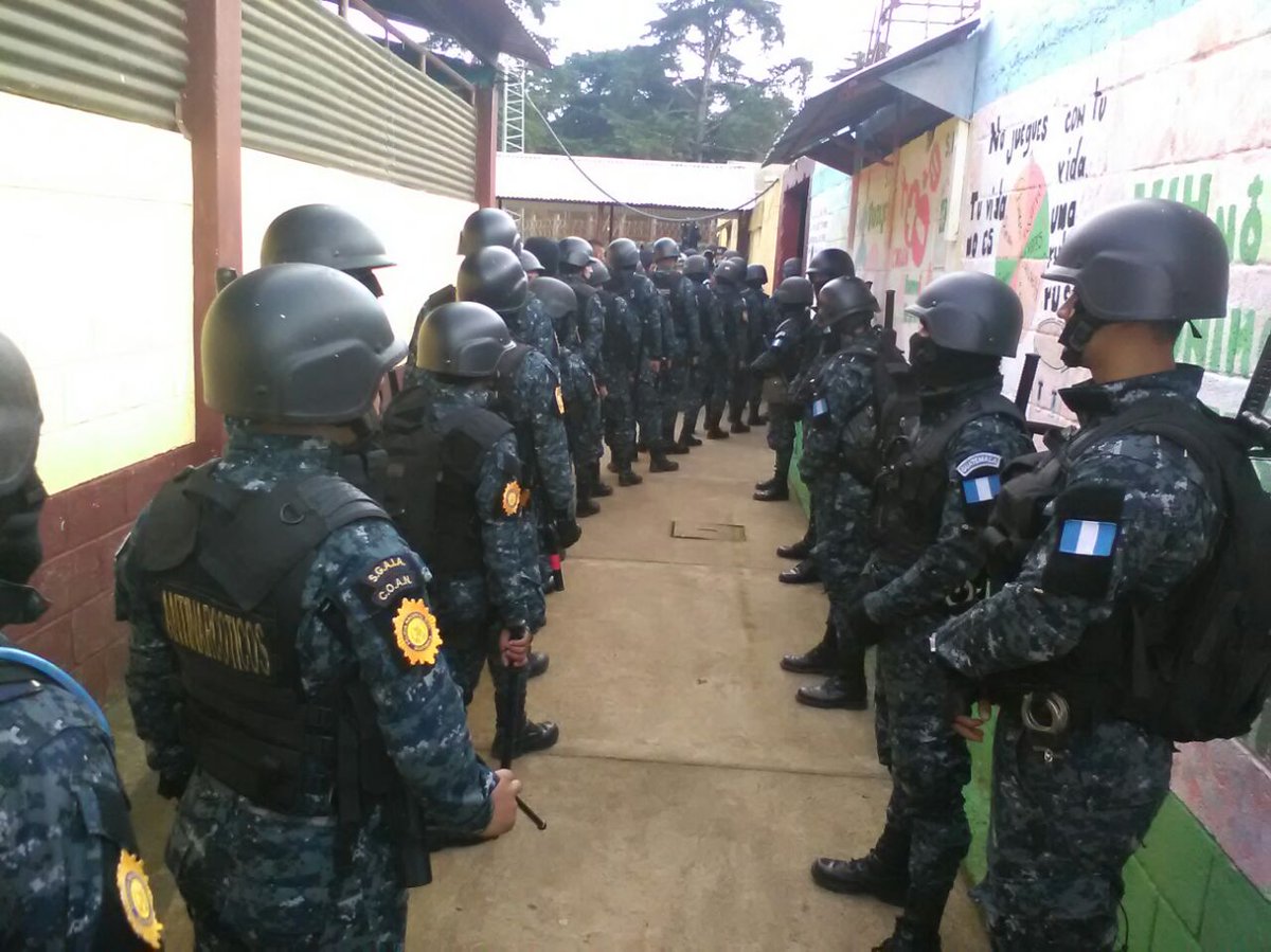 Agentes de la Policía Nacional Civil participan en la requisa en Pavoncito. (Foto Prensa Libre: PNC)
