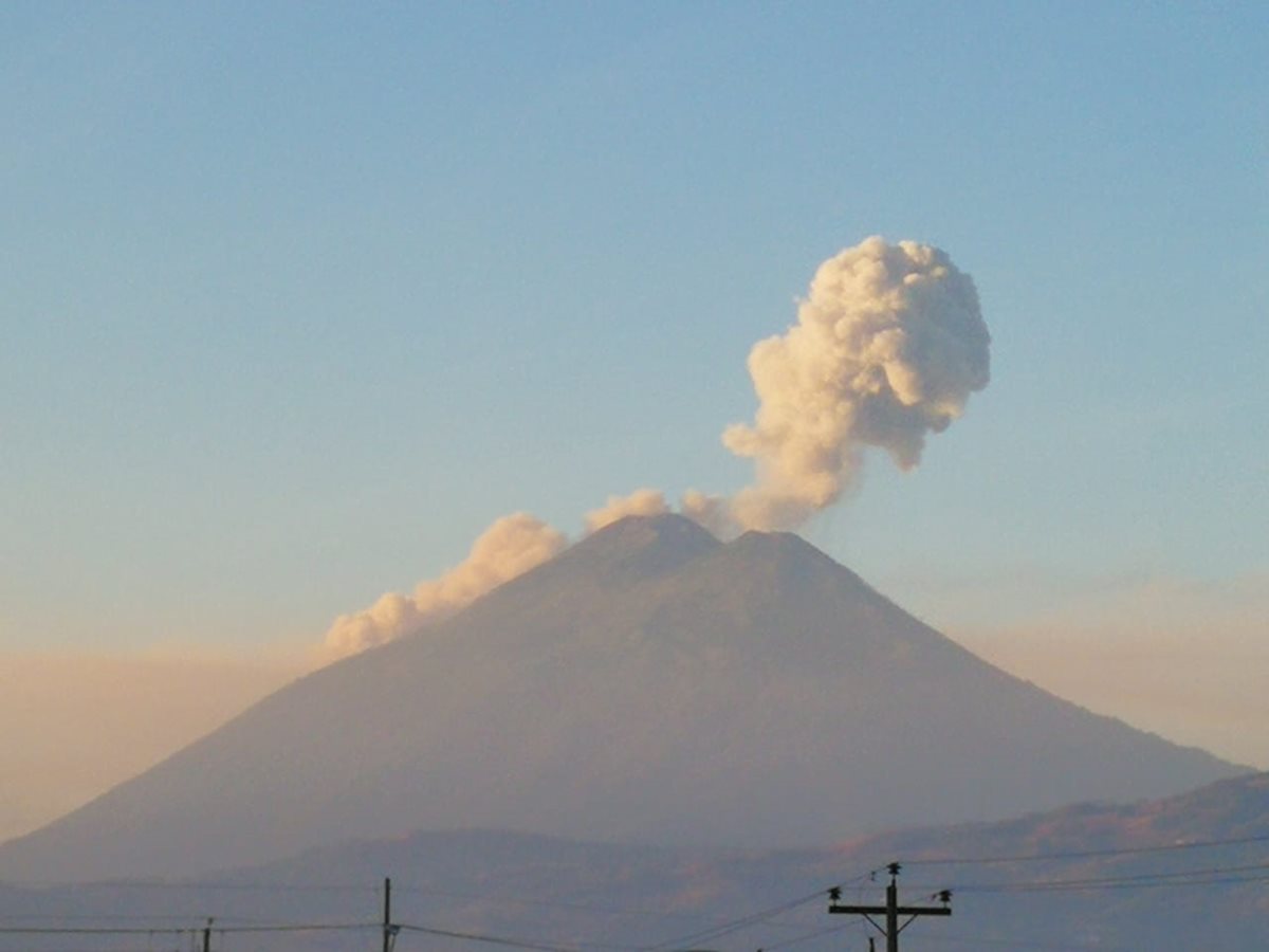 Las fumarolas del Volcán de Fuego son visibles a más de 50 kilómetros de distancia. (Foto Prensa Libre: César Pérez Marroquín)